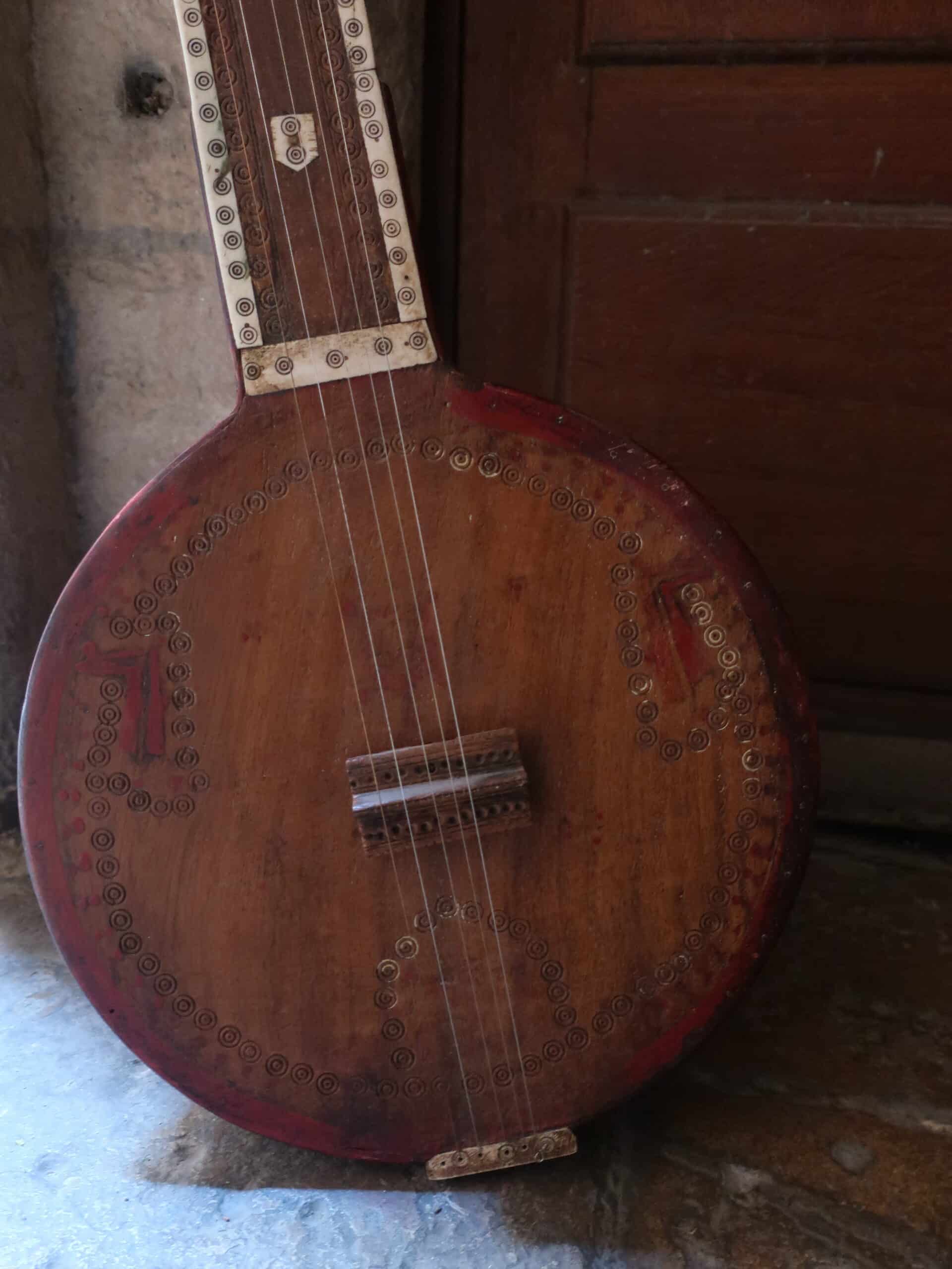 tampoura femelle 5 cordes antiquité incrustations os