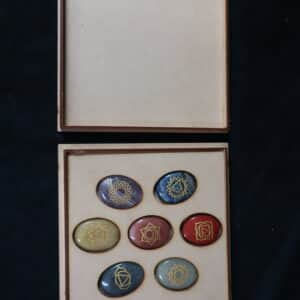 SET DE 7 PIERRES CHAKRA EN COFFRET BOIS.