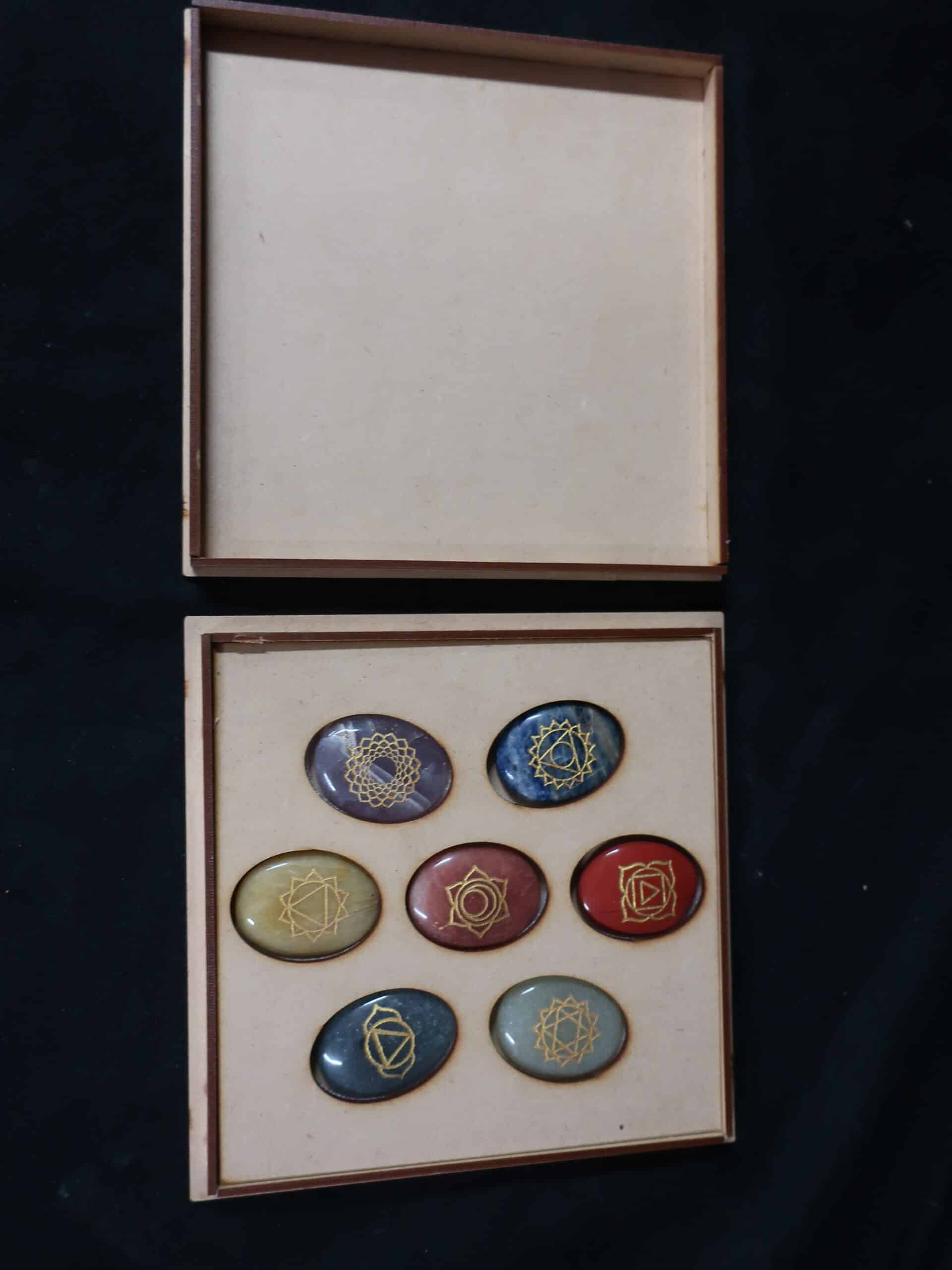SET DE 7 PIERRES CHAKRA EN COFFRET BOIS.