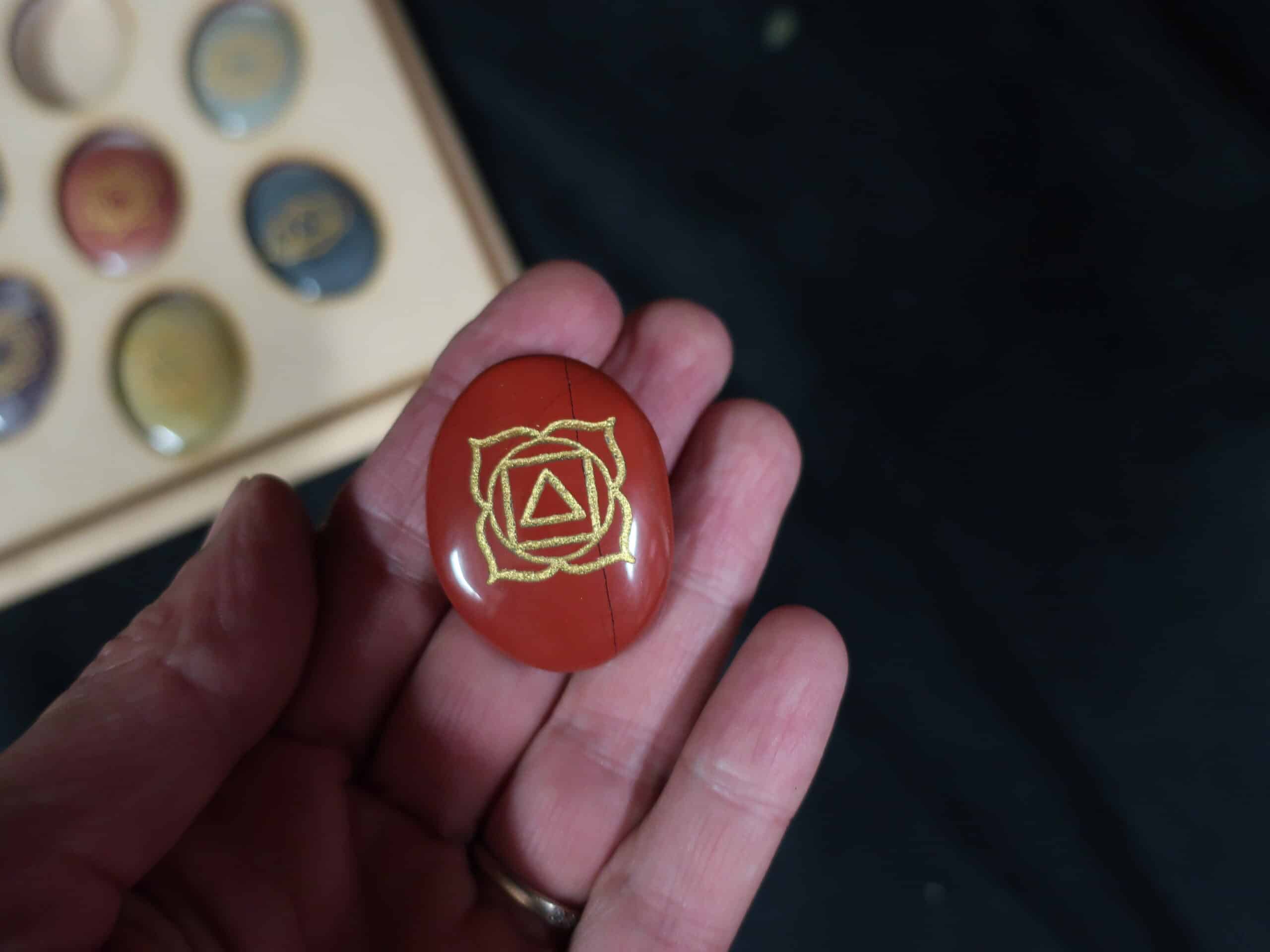SET DE 7 PIERRES CHAKRA EN COFFRET BOIS.