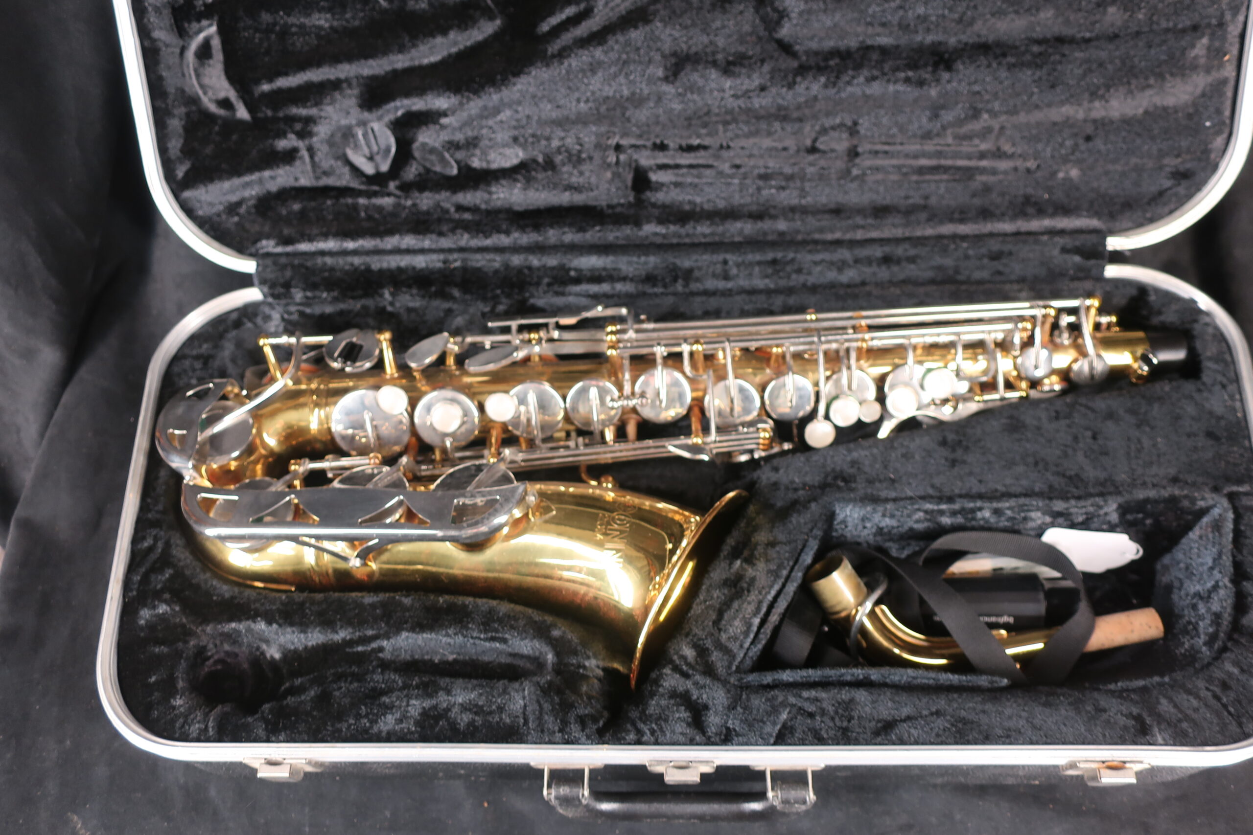 Saxophone alto en laiton de Conn Modèle 20 1