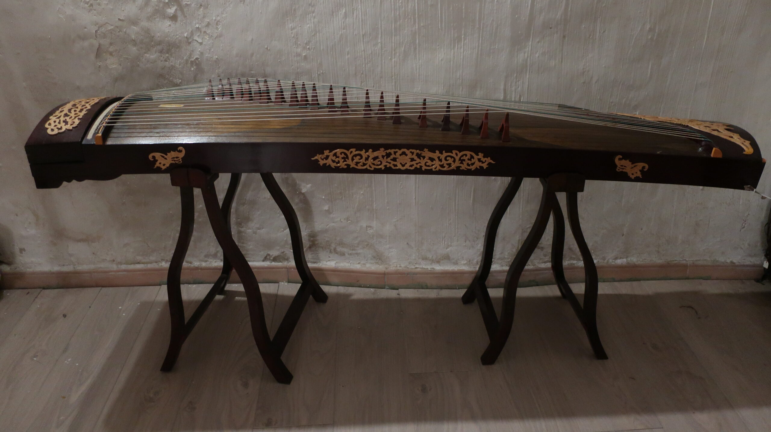 guzheng ancien en étui et supports 1