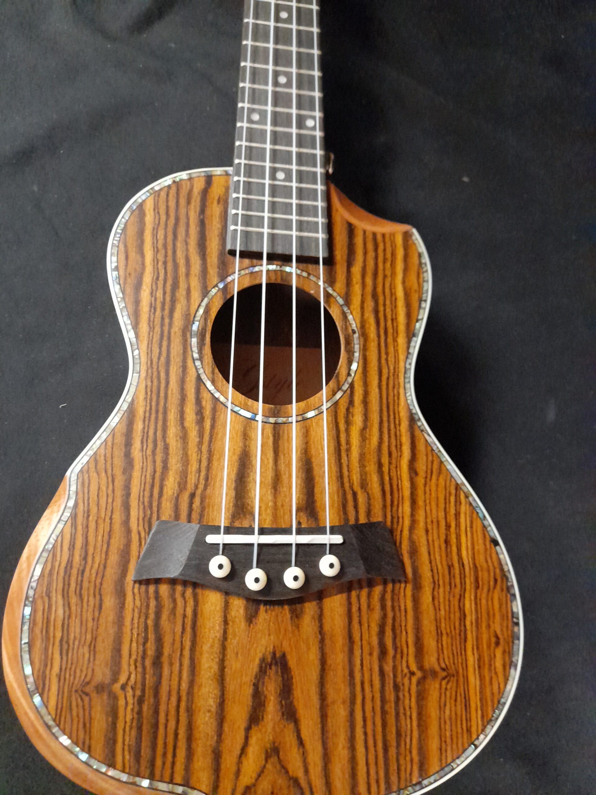 ukulele 9804 -2